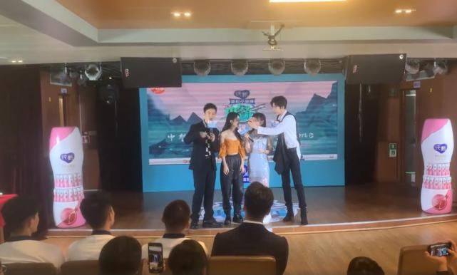  黄晓明|《中餐厅》赵丽颖切菜切到崩溃，黄晓明洗了1200个饭盒，果然很累