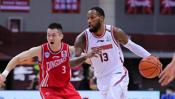 青岛队|易建联25+5受伤离场，广东轻取青岛进半决赛，胡明轩又被“教育”