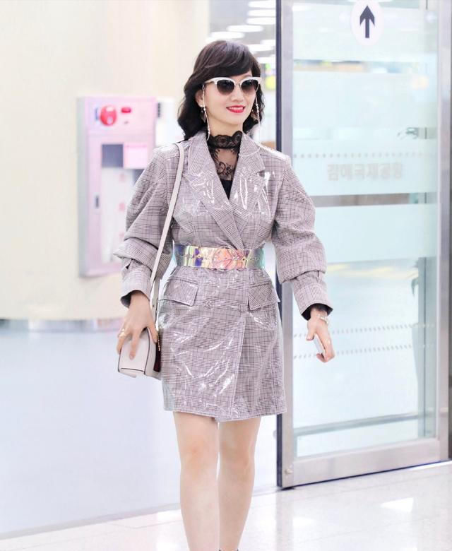  T恤|女人50岁以后，尽量少穿T恤，学赵雅芝这样穿，时髦还减龄