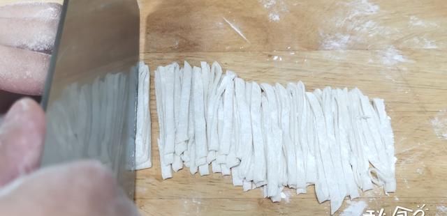 筋道|“手擀面”怎么做才能爽滑、筋道、有嚼劲?方法、配料,都在这里