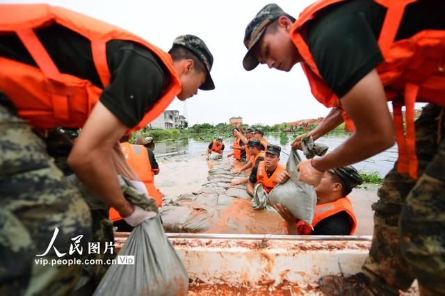 永修|江西永修：九合联圩突发泡泉群 武警官兵紧急封堵