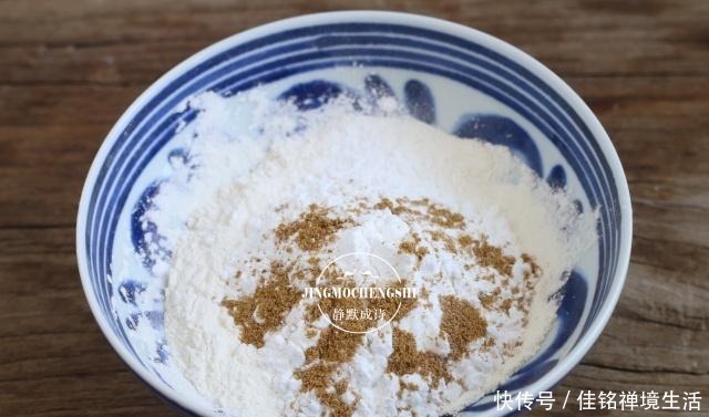 小女孩|跟七岁小女孩学炸鸡翅,注意裹粉步骤,鸡翅表面能起鳞