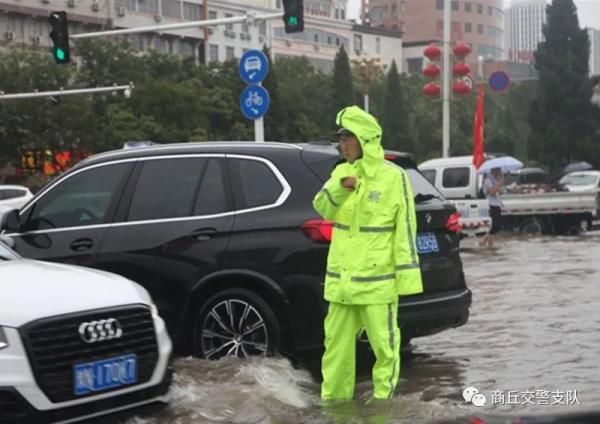 交警支队|暴雨中的“航标” 商丘“浇警”为您保驾护航