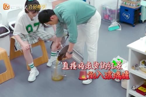  闹笑话|《中餐厅》黄晓明又闹笑话，赵丽颖眼神嫌弃，三次开怼太绝了