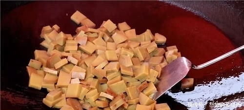 街头|大叔街头卖“廉价”小吃,4块钱一份遭哄抢,食客:吃完打饱嗝!