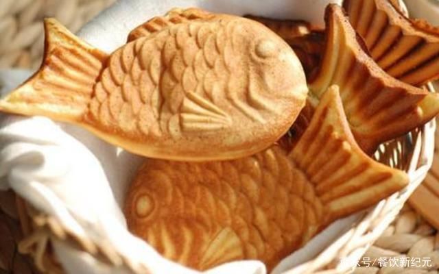 挤爆|90后小伙，街边开店卖“面包鱼”，5元一条，门店顾客要挤爆了