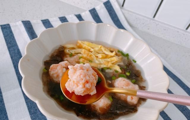  鲜味|鲜味十足的紫菜虾滑汤，适合各种人群，补钙有营养，好吃还不长胖