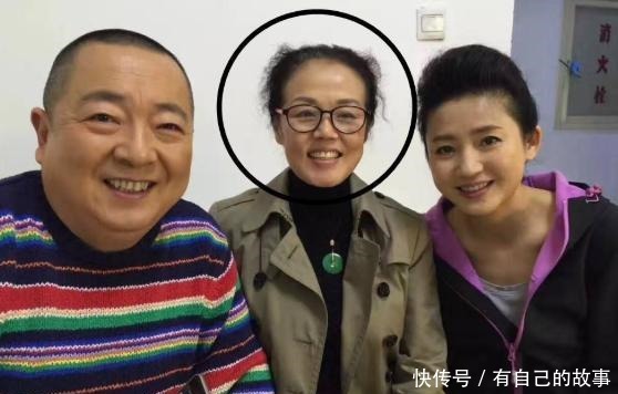  农村|少儿节目主持人董浩，退休后农村生活曝光，坐村口吃面条让人心酸