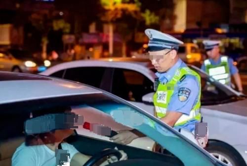  喝了酒|男子酒驾睡着被叫醒，对着交警“嘟嘴吧”，这是什么野路子