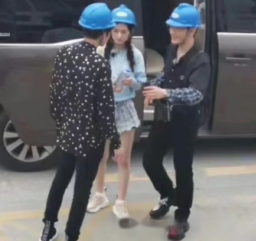  聚餐|《中餐厅》开播大伙聚餐！看清赵丽颖吃的啥，网友：难怪只有80斤