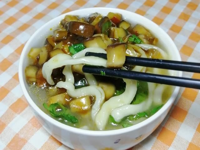  早餐|三伏天的早餐，就馋这碗香菇面，鲜美营养，好吃开胃，几分钟搞定
