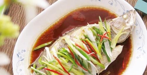 鲜美|蒸鱼,别只会放葱,姜,料酒,少了这关键一步,鱼肉不鲜嫩还腥!