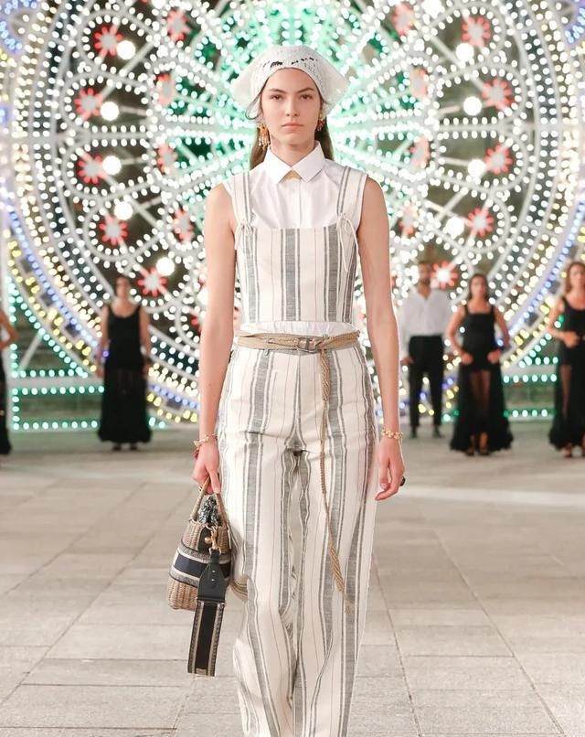  Dior|Dior 在意大利举办了一场没有观众的线下早春发布秀