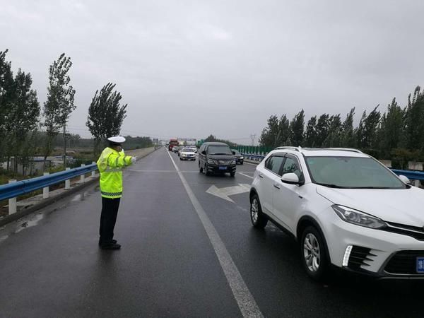 一口气|一口气拍361张车辆违法照举报,网友:这是“责任心”还是“管闲事”?