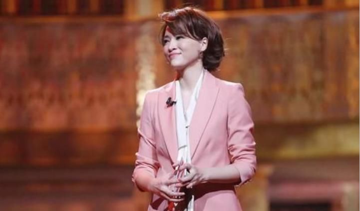  央视|15岁被迫打工，37岁成央视一姐，40岁嫁人当后妈，她说自己很幸福