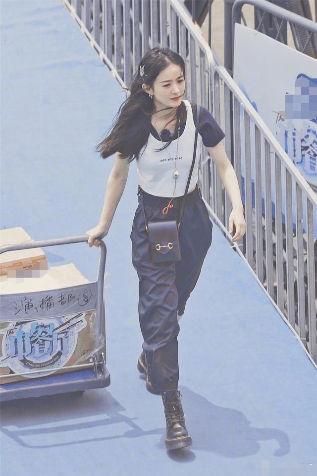  腰部|赵丽颖录综艺累到腰疼，坐马路牙揉腰 曾因坠马伤腰 泣不成声怕瘫痪