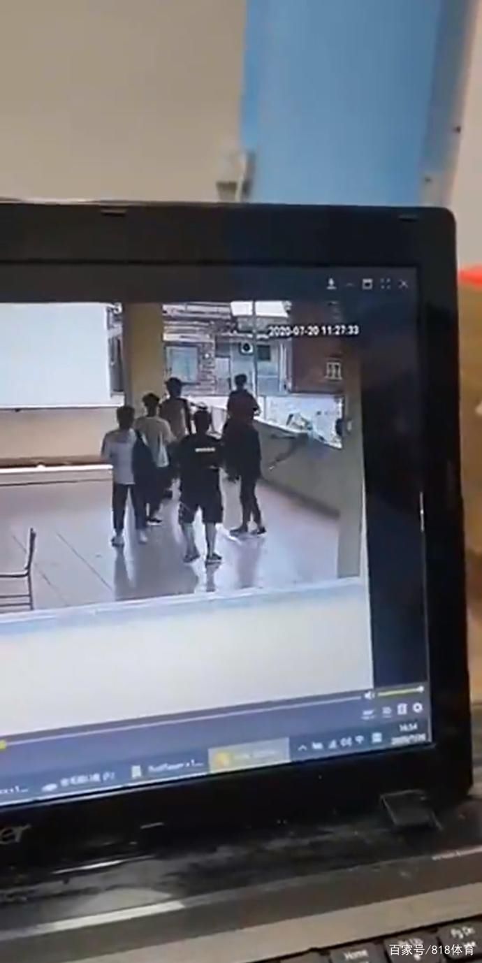  同学|揪心!广东男生学校走廊练后仰跳投意外坠楼,2同学伸手想拉来不及