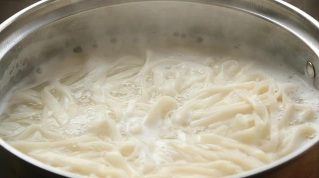  开胃|夏天最爱的手擀面，搭配一碗酱汁，开胃又解馋，吃了2碗不过瘾！