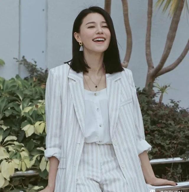  小生|TVB小生萧正楠穿女装粉嫩又可爱 两公婆爱秀爱斗嘴再度放闪