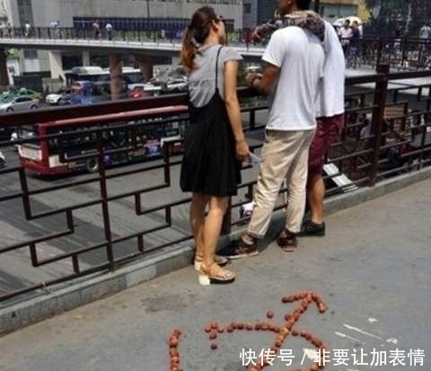 求婚|小伙在闹市求婚，女孩说了句话让男孩备受打击，路人：不要也罢