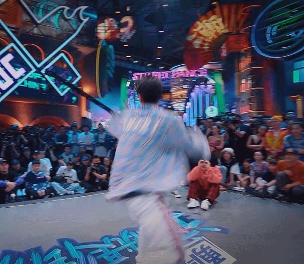  带来|王一博街舞太燃，周边被抢购一空，实力带来的商业价值更火