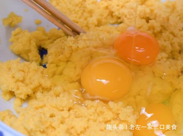 开水|玉米面百吃不厌做法,加1个苹果,开水一烫一搅,出锅不够全家吃