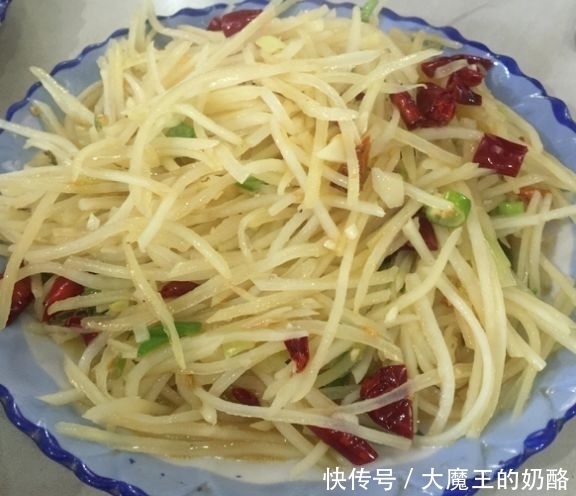  做法|炒土豆丝时，千万别再直接下锅了！教你2招，土豆丝又香又脆