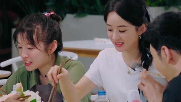 饭桌|赵丽颖《中餐厅》暴露素质,饭桌上不停翻菜盘子,黄晓明全程紧盯