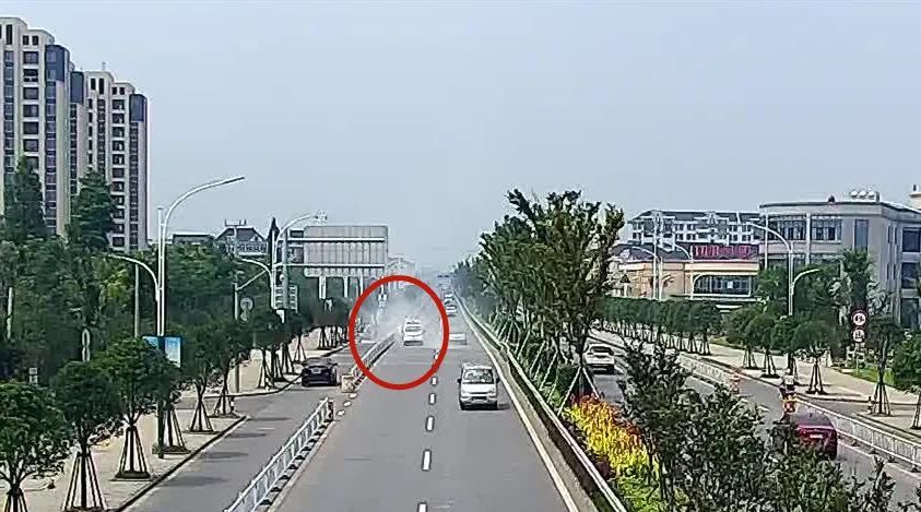 冒烟|行驶途中,车子冒烟,下一幕很暖心!