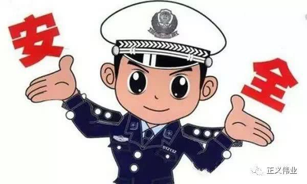 交警|雨中罐车滑入路沟交警及时救援