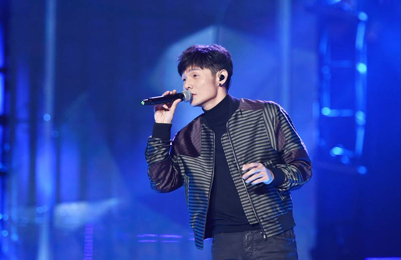 却是|资历最小却是C位,李宇春《好声音》发布会站位惹争议,李健拒绝安排站一旁!