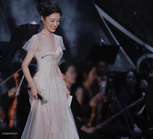  发福|54岁鞠萍现身《华彩少年》，身材发福不少，与周涛不像同龄人