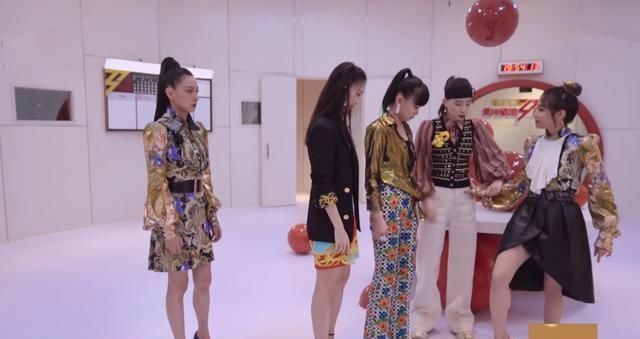  无所事事|《浪姐》万茜遭姐姐们孤立？站在一旁无所事事，内部投票太真实