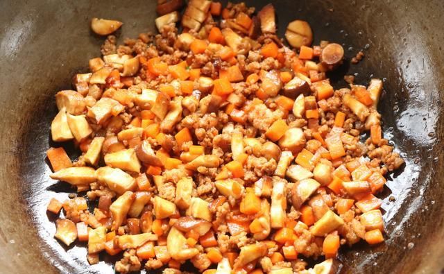  伏天|伏天别炒菜了，学会这个懒人焖饭，有菜有肉有饭，太适合懒人了！