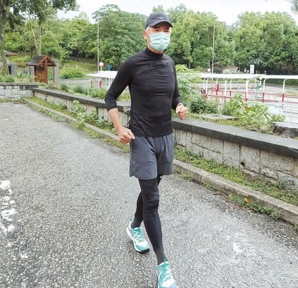 身材|不怕发嫂吃醋？65岁周润发晨跑身材好，与女子贴身做热身引关注