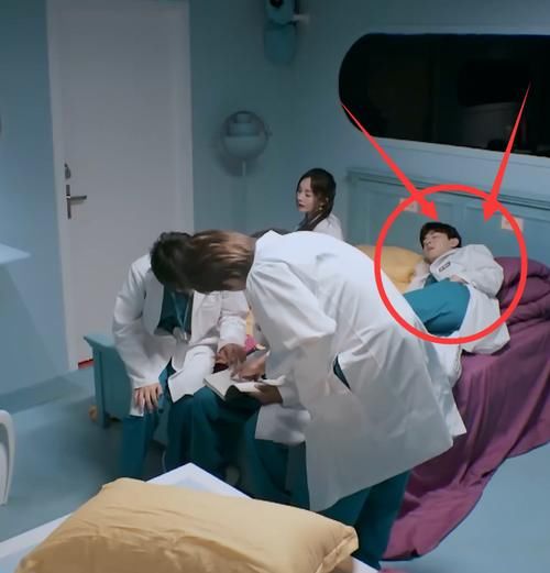  细节|邓伦全程躺床上录节目，仅用这个细节证明为什么没法黑他