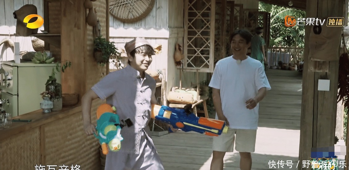 彭昱畅|节目四十度高温,黄磊何炅不想干活,彭昱畅冒险摘椰子背负了太多