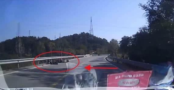 告诉我们|路人劝他少管闲事，小伙不听扶起老人，幸好他有行车记录仪