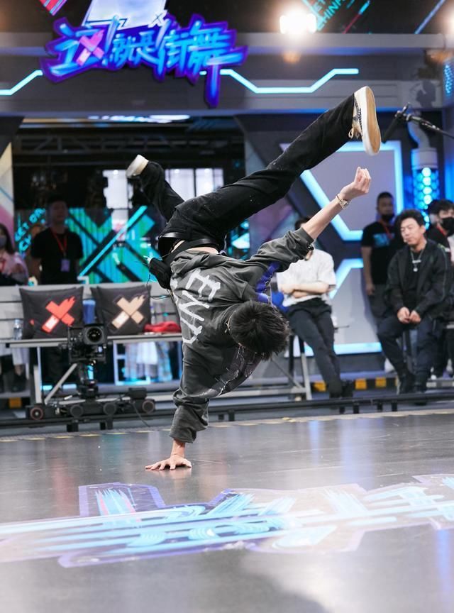  爆黑|一周之内2位明星爆黑都与王一博有关，这也太巧了