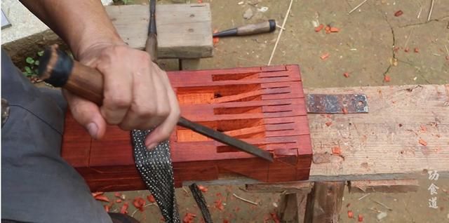  木头|继李子柒后，63岁木工大爷火爆外网，他凭什么月入60万？