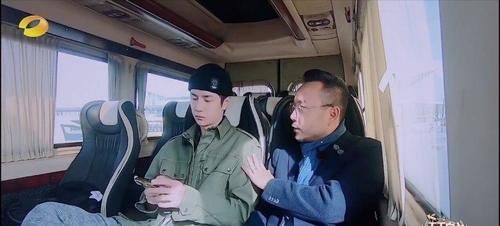  粉丝|王一博节目中主动提起摩托车比赛，汪涵只说了四个字，粉丝却泪崩了