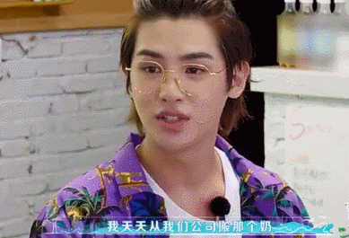  曝抱|黄明昊到公司蹭奶为师妹投票，自曝抱选管哭，被迫吃霸王餐被通报