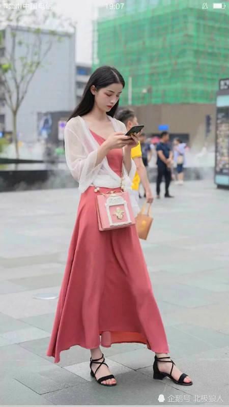  让自己的美丽简单而|清凉时尚的小姐姐，休闲凉鞋秀出动人身姿，让美丽简单而不平凡