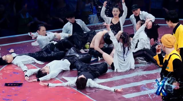  队员|王一博张艺兴斗舞出现失误，双方队员反应差距太明显，心疼张艺兴