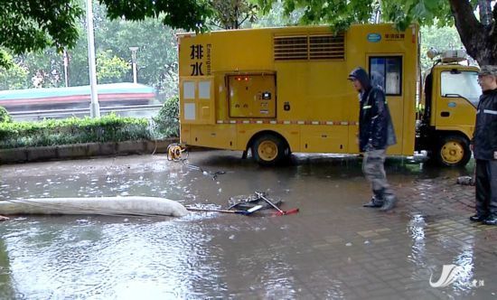 最美|徐州贾汪：暴雨中的最美逆行