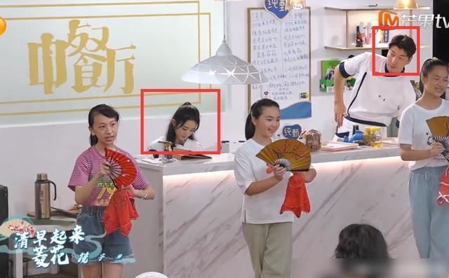 赵丽颖|中餐厅请特殊嘉宾表演节目,有谁注意赵丽颖在干啥?情商确实不高