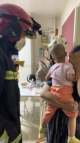  忘带|心大家长留两岁娃在家忘带钥匙，消防员三楼钻窗进屋