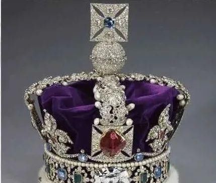 马丁|杨幂为了时尚,大热天穿马丁靴不算啥,看到鞋带:让人想不通