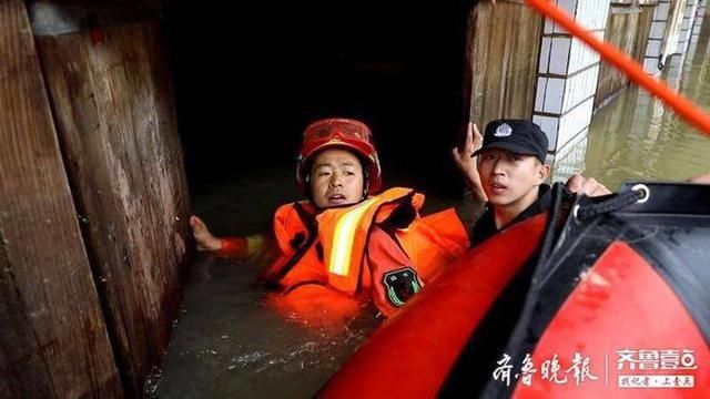  胰岛素和降|水淹家门难回，老人急需用药！山东消防员“游”进居民家中取药