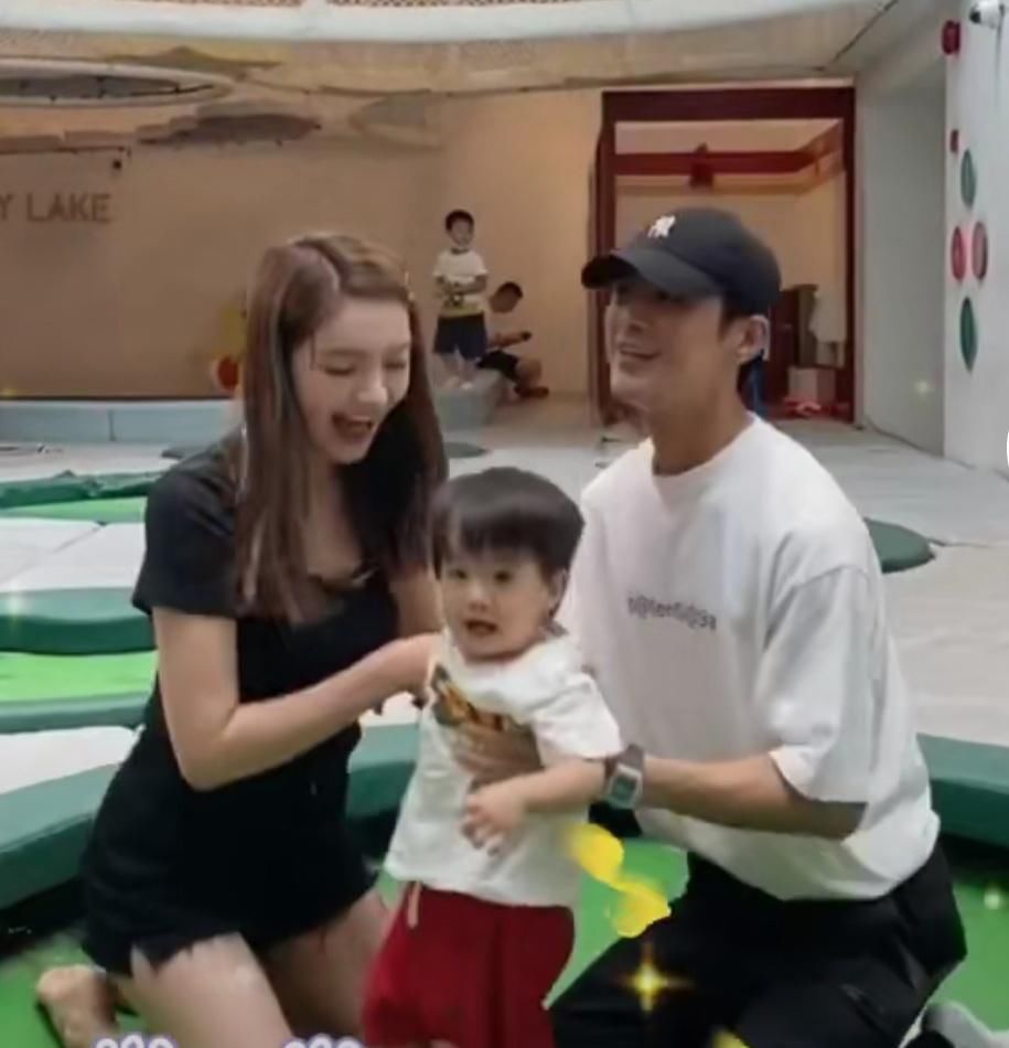 儿子|姜潮晒儿子近照，小家伙发量惊人，眼睛圆溜溜的，不知将来便宜哪家姑娘